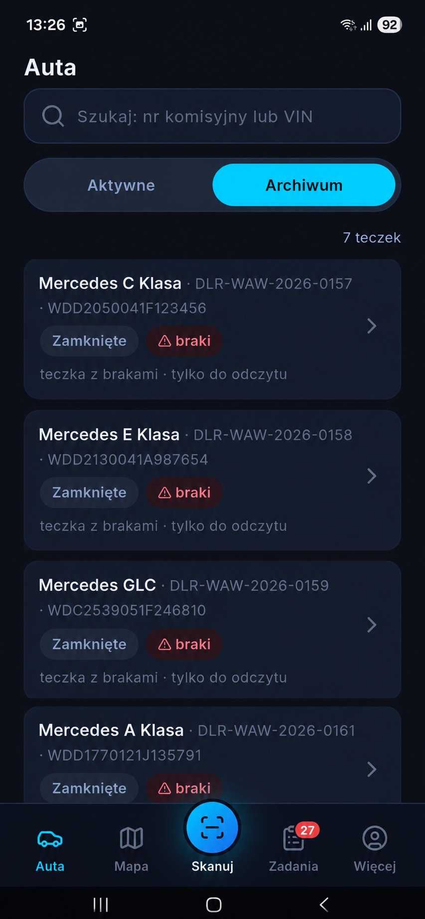 Ekran listy pojazdów w aplikacji FLOTT z widocznymi statusami i lokalizacją każdego auta